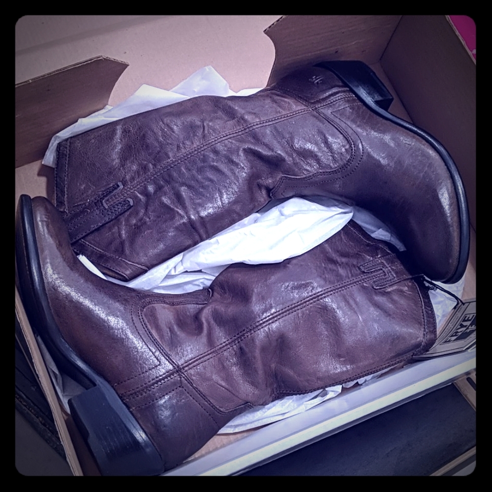 Frye Carson pull on boots